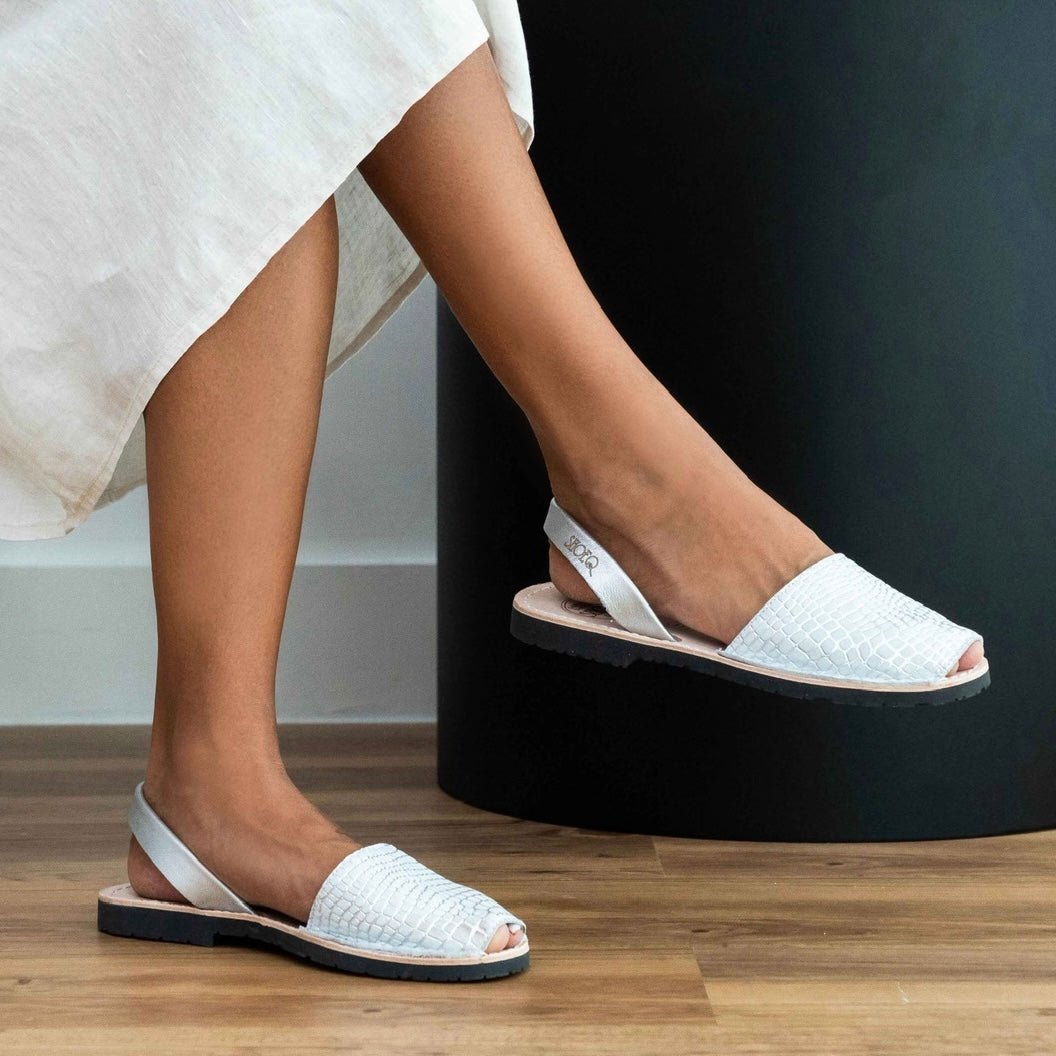 Avarca classica con stampa serpente bianca